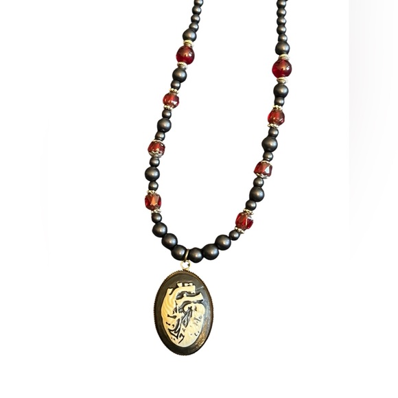 Hand crafted anatomical heart faux pearl necklace - Picture 8 of 9